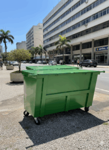 Contêiner Metálico para Lixo 1200L com Tampa Lisa e Trava Frontal